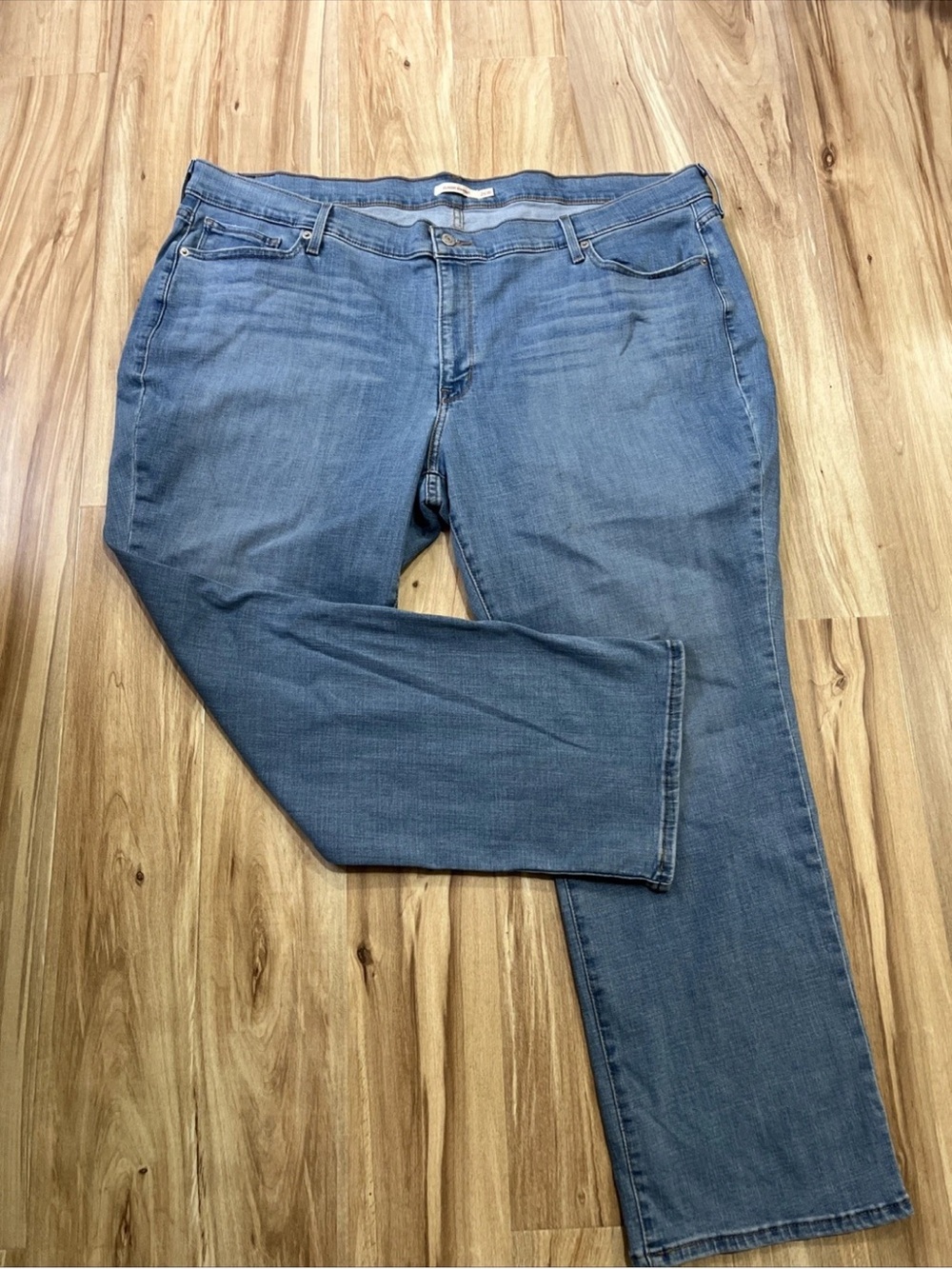 Levi’s Women’s Straight Leg Jeans in Medium Blue